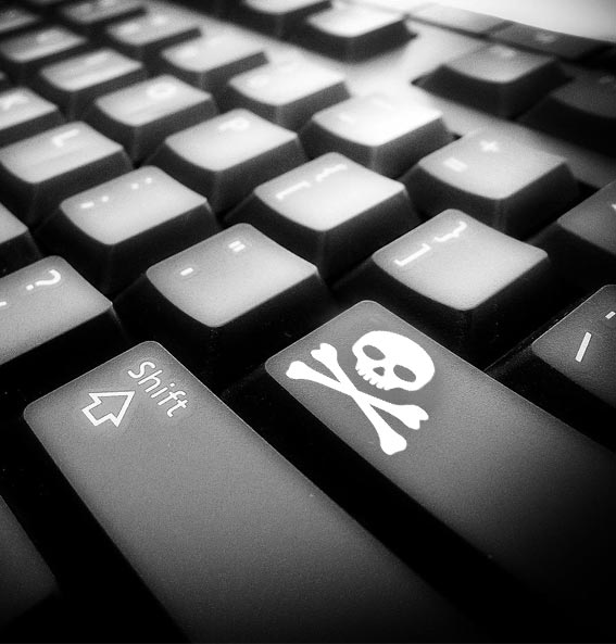 Teclado de computador com símbolo de pirata (CC Atribuição 4.0 Internacional)