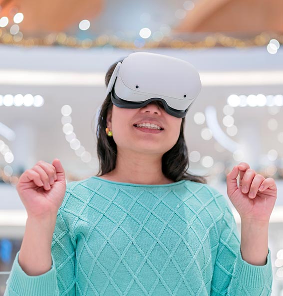 Woman wearing vr headset getting experience using vrheadset glasses walking through metaverse of virtual department store (Foto: freepik.com)