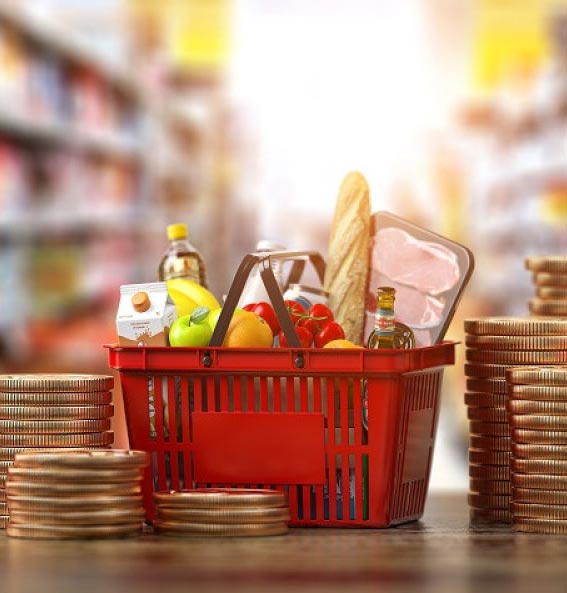 Fotoreprodução de cesta de compras comida, inflação, custo. Shutterstock