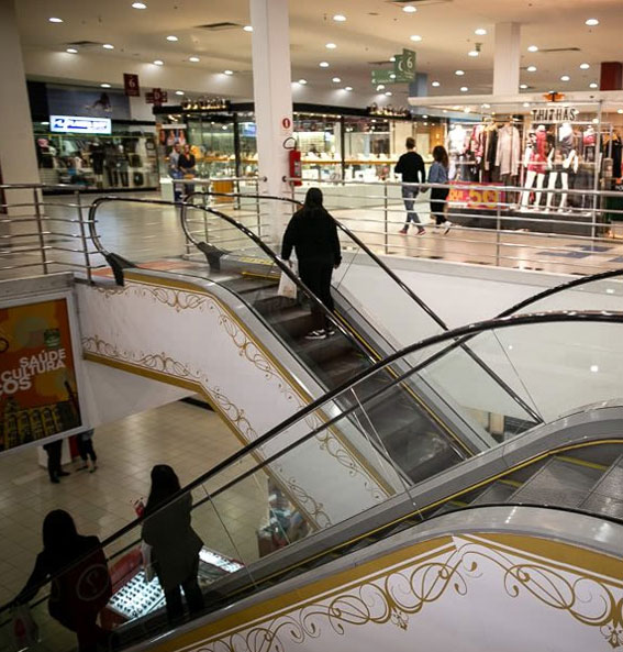 Escadas rolantes em shopping