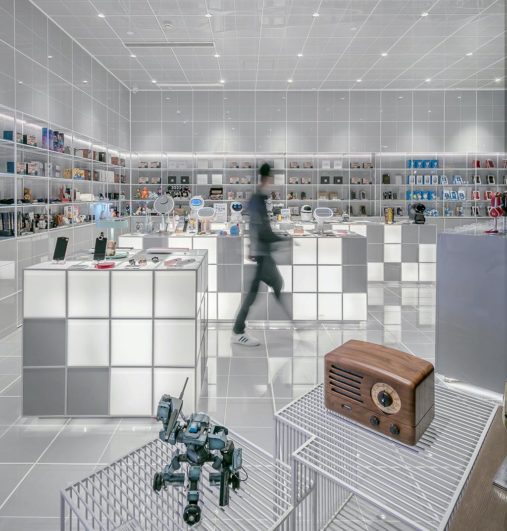 collaboration between Chicbus and Alipay - the world’s first technology retail Alipay flagship store （Designed By LYCS Architecture）. The design focus on the spatial strategy of emphasis on spatial experience. The square site was diagonally divided to be very different two parts “virtuality and reality”
