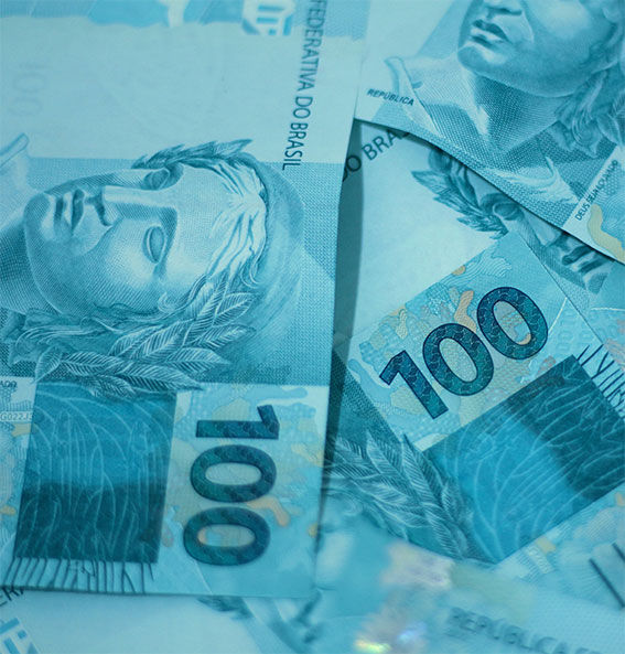 Notas de 100 reais. Brazilian real dinheiro moeda. Foto: Unsplash