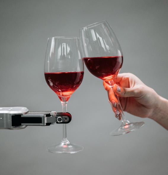 Inteligencia Artificial no Foodservice. Robô brinda com taça de vinho. Pexels